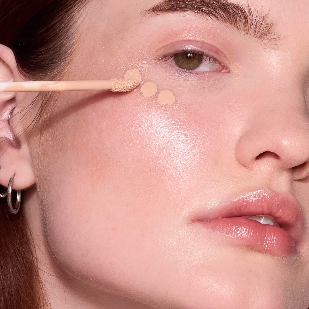 MCoBeauty doe-foot applicator close-up for precise application.