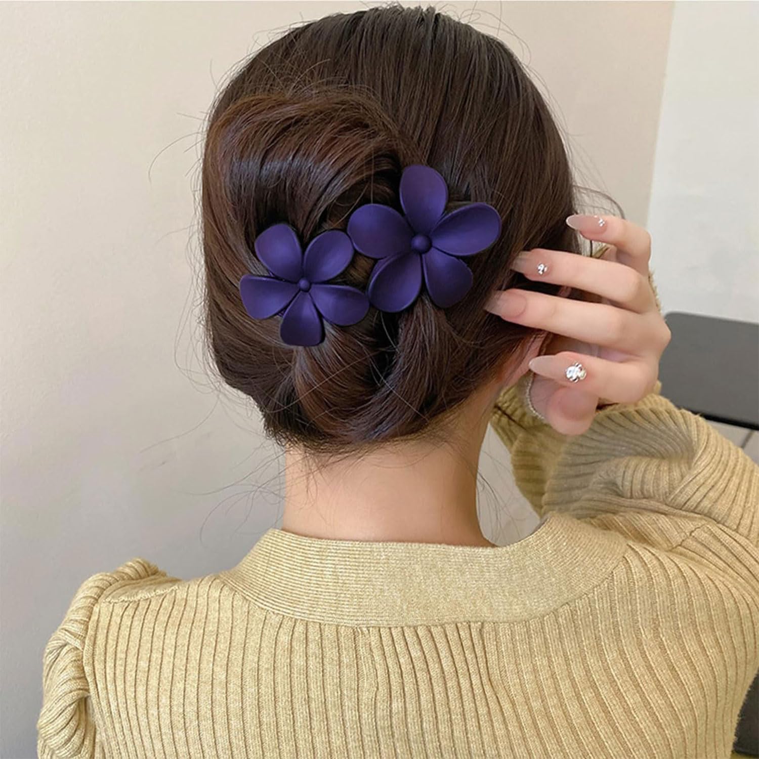 Mdscve flower flat hair clip blue duck-billed clip demonstrates secure hold.