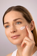 Medik8 Crystal Retinal 1 application pump facilitates easy nightly use for even tone.