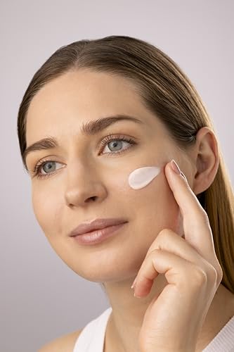 Medik8 Crystal Retinal 1 hyaluronic-acid vial demonstrates a hydrating base for plump skin.