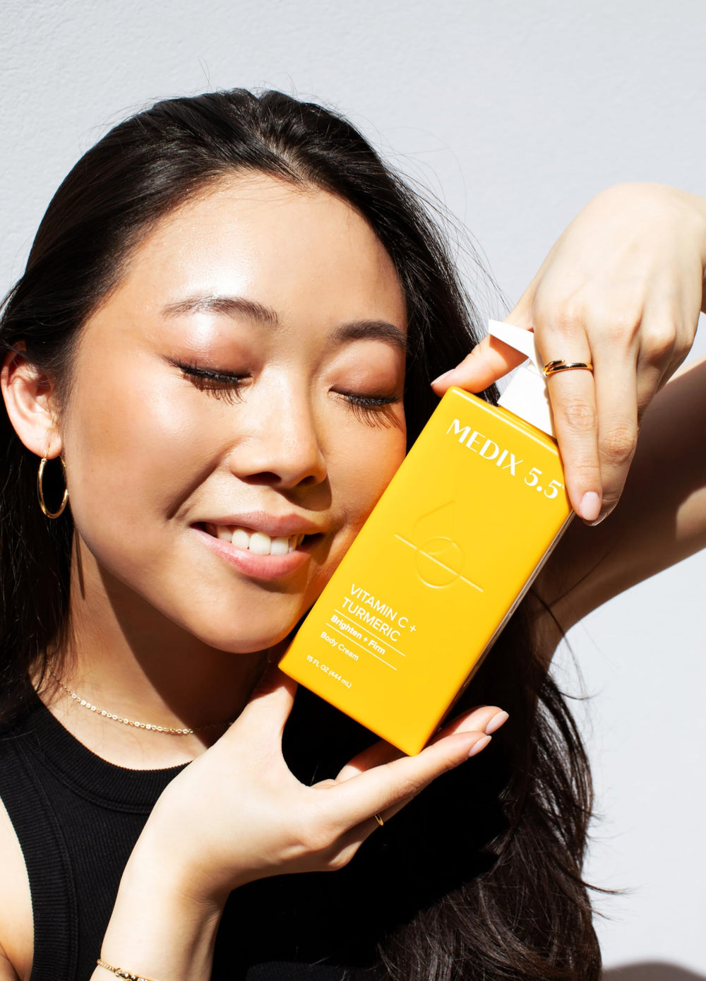 Medix 5.5 Vitamin C cream texture close-up showing velvety finish.