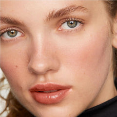 M.E.R.I.T long-wear test demonstrates smudge-proof definition.