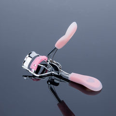 MERVK eyelash curler silicone pads for cushioned lash protection.