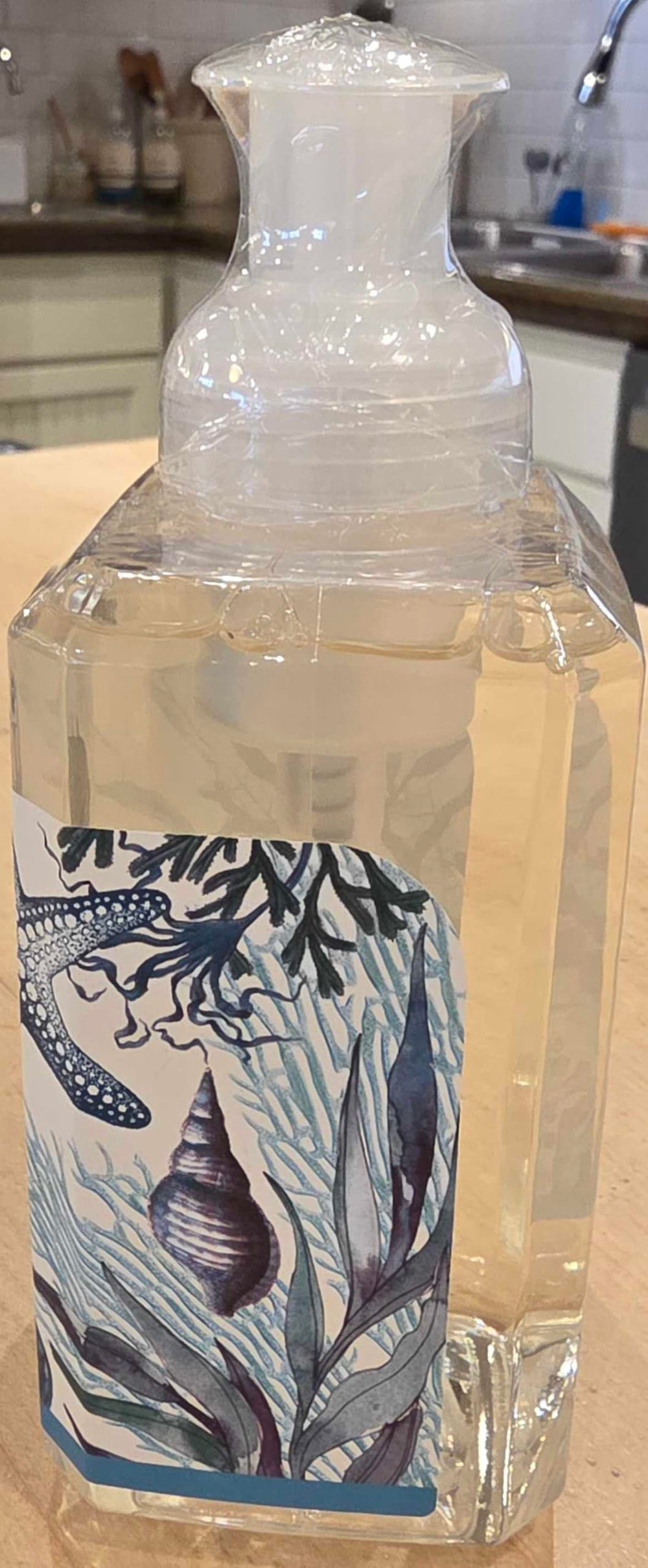 Ocean Tide notes of dewy melon and lily of the valley create a refreshing mood