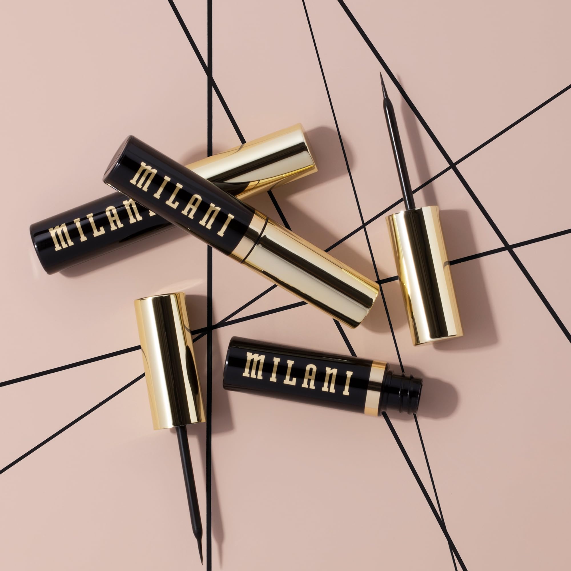 Milani Stay Put Infinite Eyeliner: delineado intenso en negro profundo para mayor definición.
