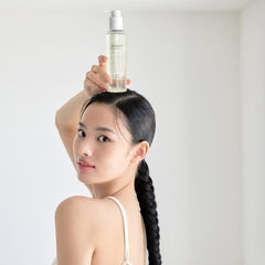 Mixsoon Bean Cleansing Oil texture swirl shows silky oil-to-milk transition for cleansing.