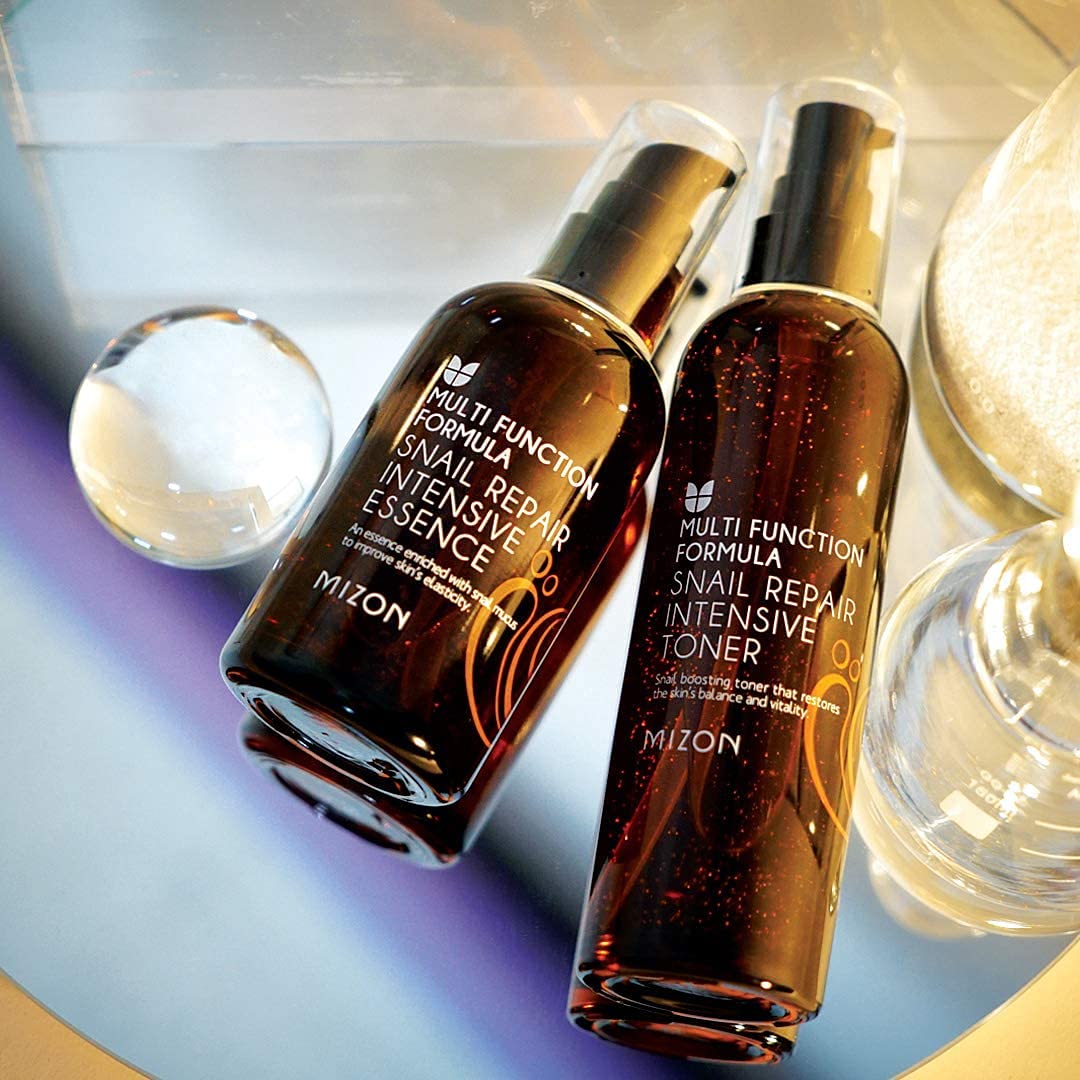 MIZON Snail Repair Toner highlights hyaluronic acid for lasting moisture.