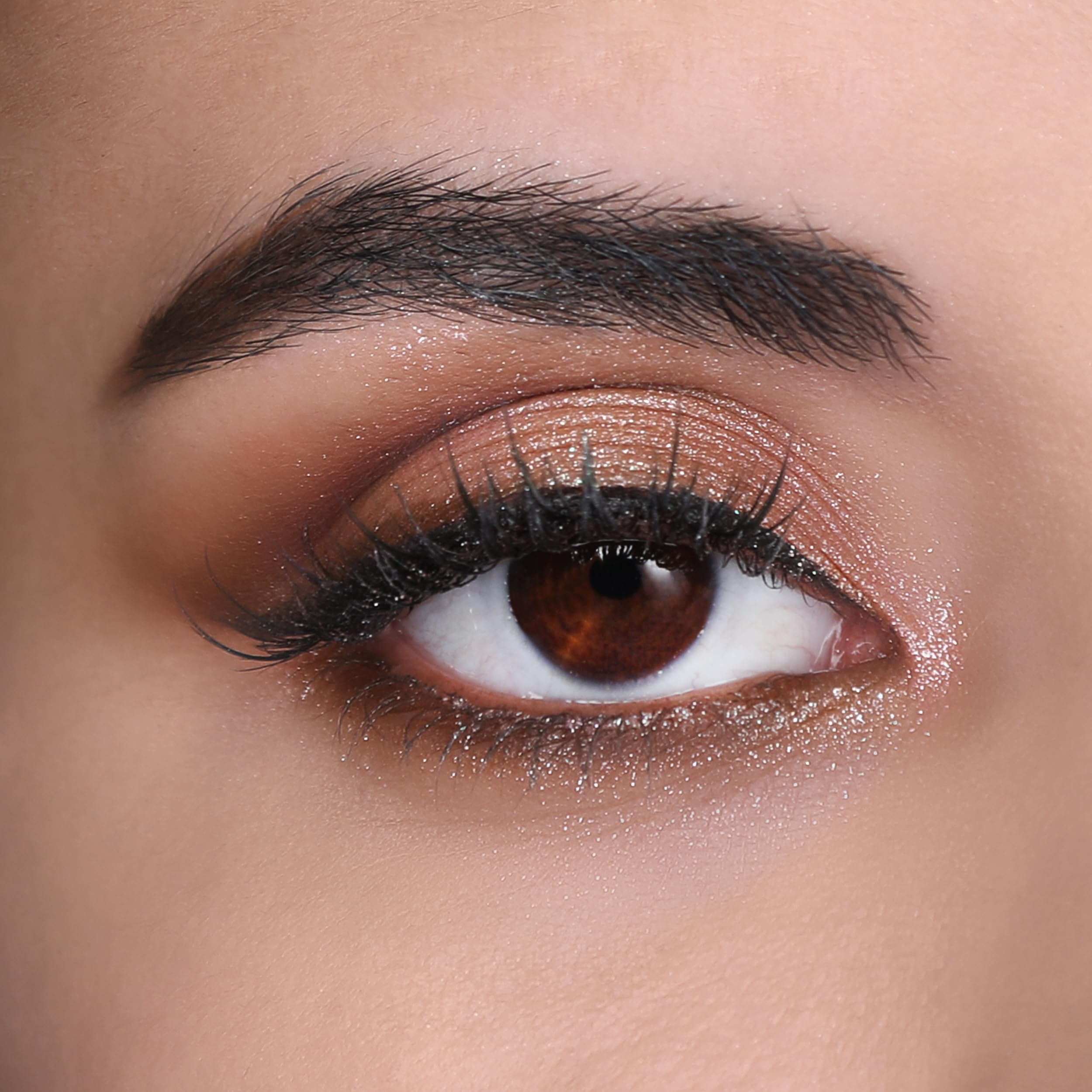 Moira Chroma Light Shadow 005 Sugar Crush creamy glide enables easy blending.
