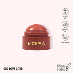 Moira Soft Blush Balm 009 Love Core aplicación rosada, acabado suave y difuminado.