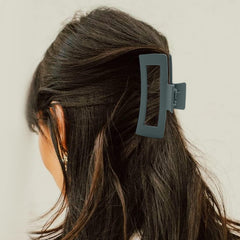 Molizummy big claw clip demonstrates 180-degree opening for secure hold on thick hair.