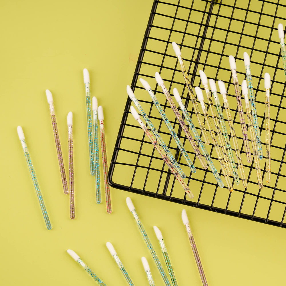 Mooerca disposable lip gloss applicator is travel-friendly for on-the-go touch-ups.