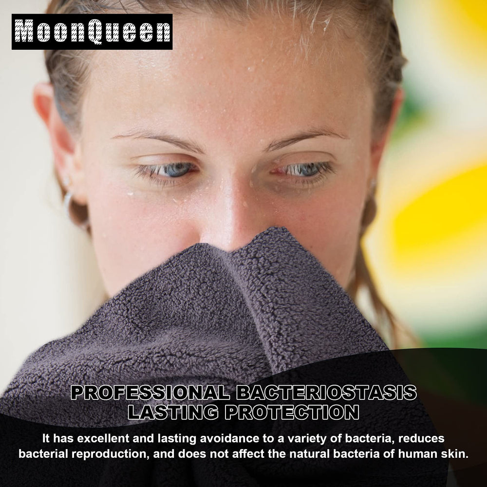 MOONQUEEN travel-friendly face cloths in cosmetic bag for on-the-go touch-ups.