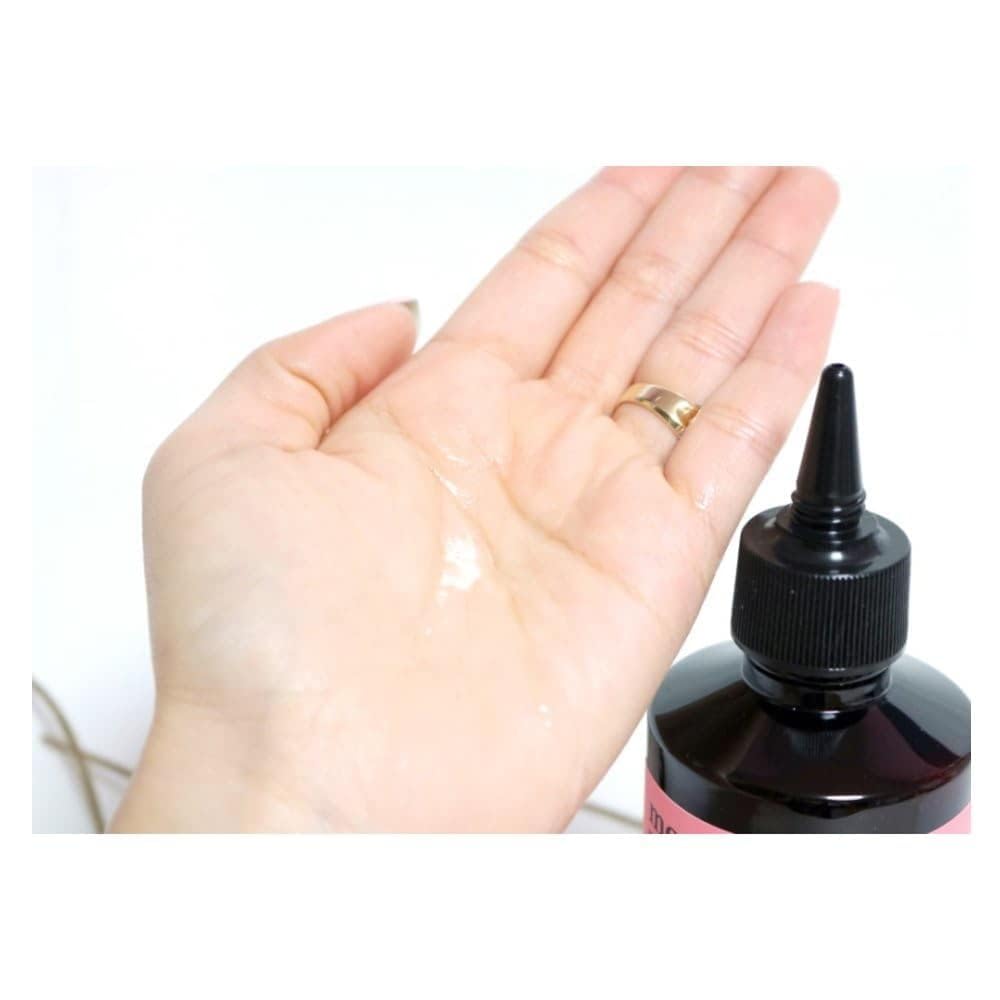 Applied MOREMO Water Treatment to hair demonstrates smoothing and detangling benefits.