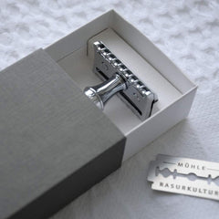 MÜHLE TRADITIONAL R89 rose-gold handle adds luxury and balance