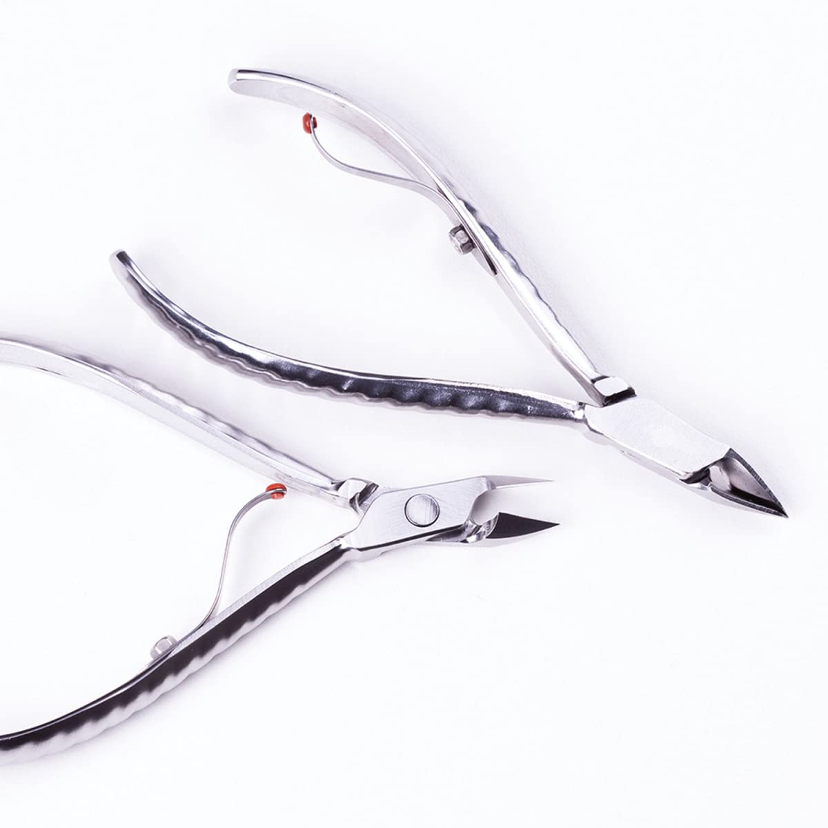 Mundial 722-PR cuticle nippers feature an ergonomic non-slip handle for comfort.