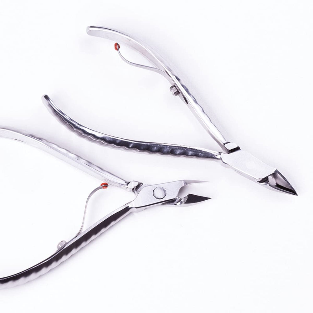 Mundial 722-PR cuticle nippers feature an ergonomic non-slip handle for comfort.