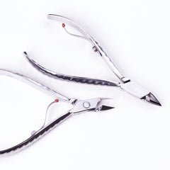 Mundial 722-PR cuticle nippers feature an ergonomic non-slip handle for comfort.