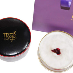Myrurgia Maja textured powder dusting image emphasizing soft, even application