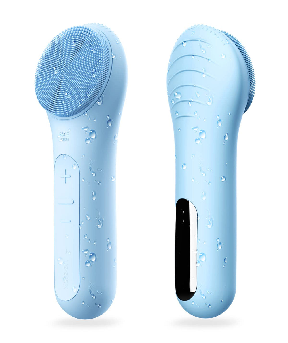 NågaCoola electric facial cleansing brush light blue close-up showing soft silicone bristles for gentle cleansing.