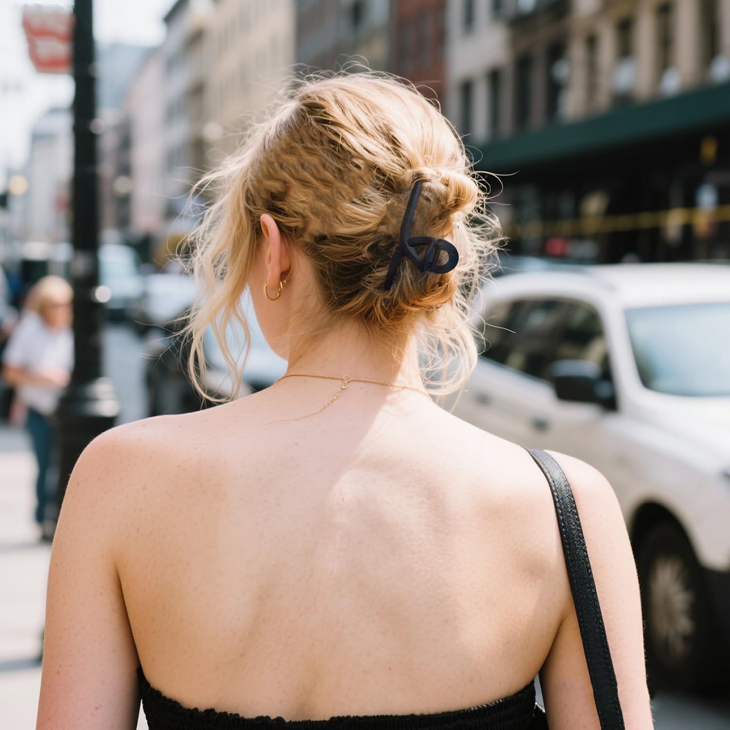 Nalodu butterfly clip worn at the back provides all-day hold without poking the scalp.
