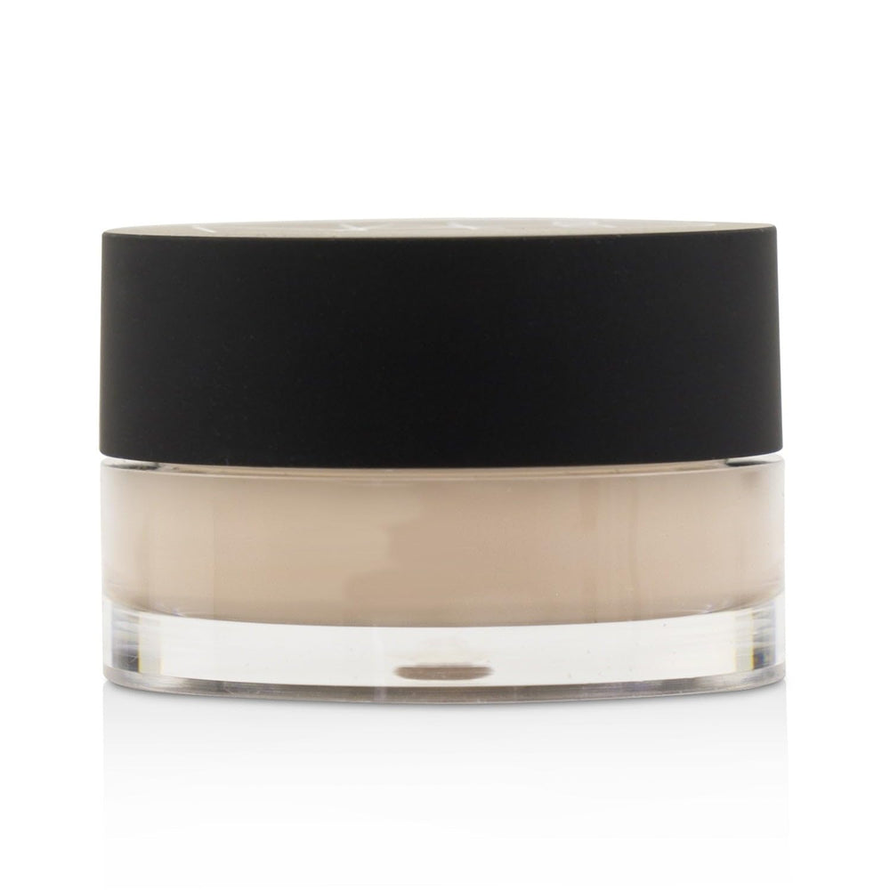 NARS concealer en piel: aplicación que difumina imperfecciones.