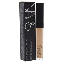 NARS Radiant Creamy Concealer No.1.5 Macadamia compact provides lightweight, even coverage.