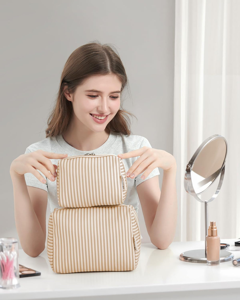 Narwey makeup bag features water-resistant fabric to protect belongings.