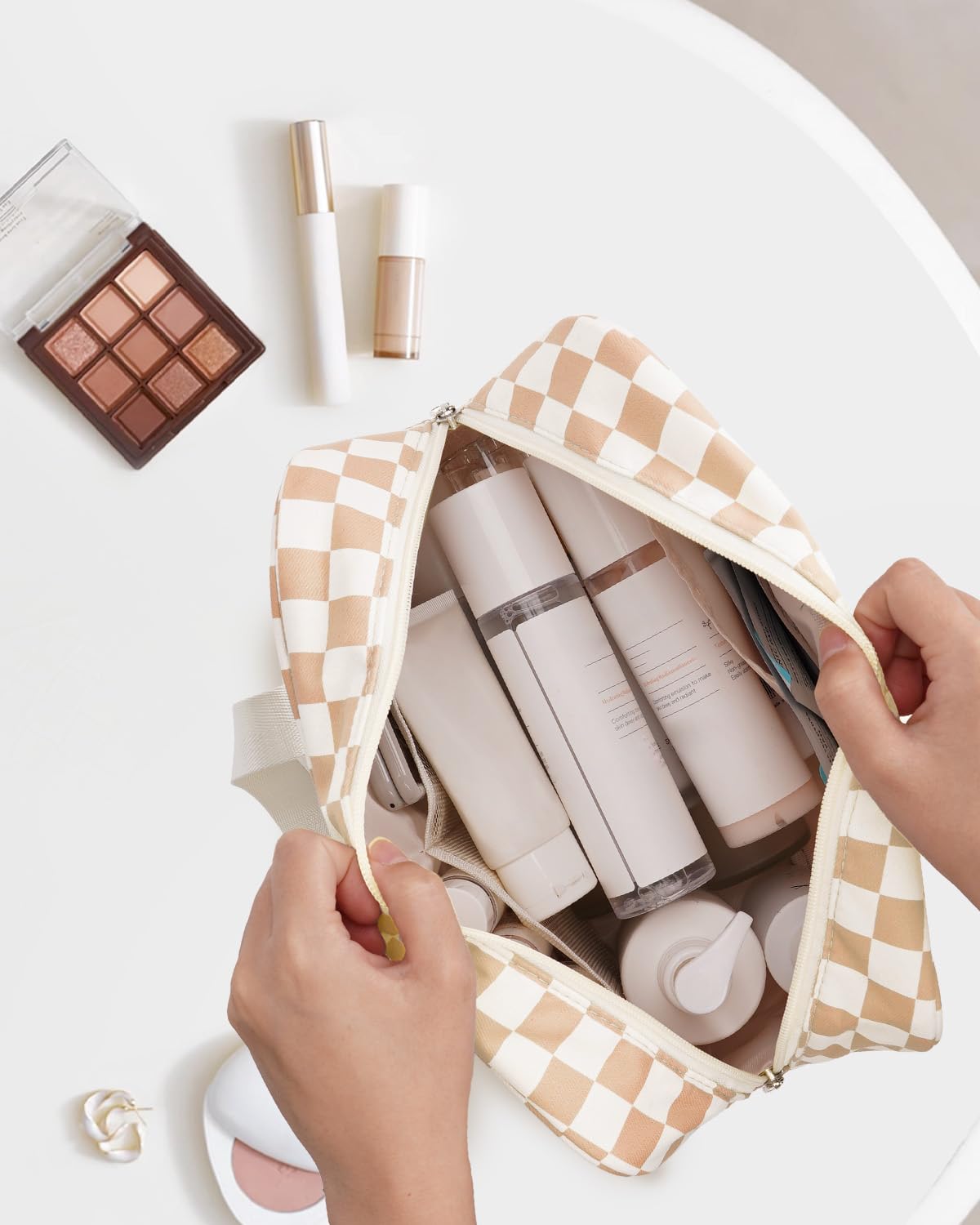 Narwey toiletries bag with handle for easy travel organization.
