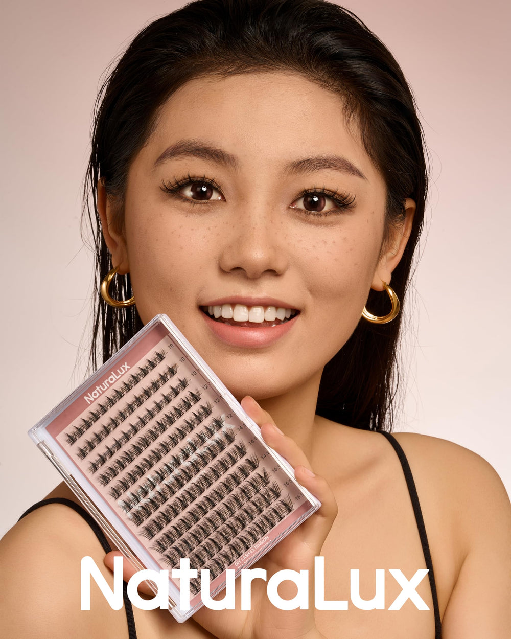 NaturaLux NL06 doll-effect lashes enhance eye-catching charm.