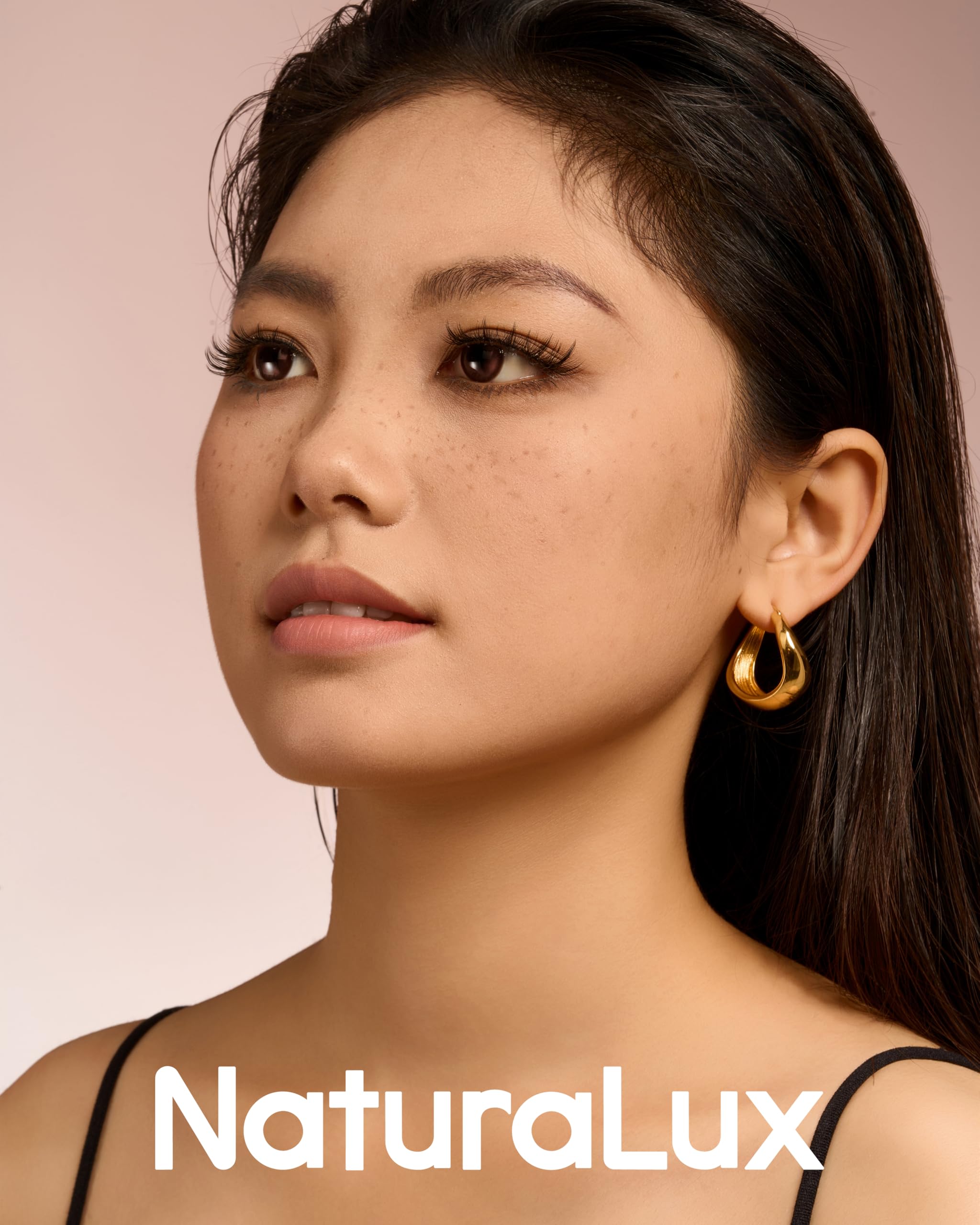NaturaLux NL06 lash clusters with D curl lift the lash line.