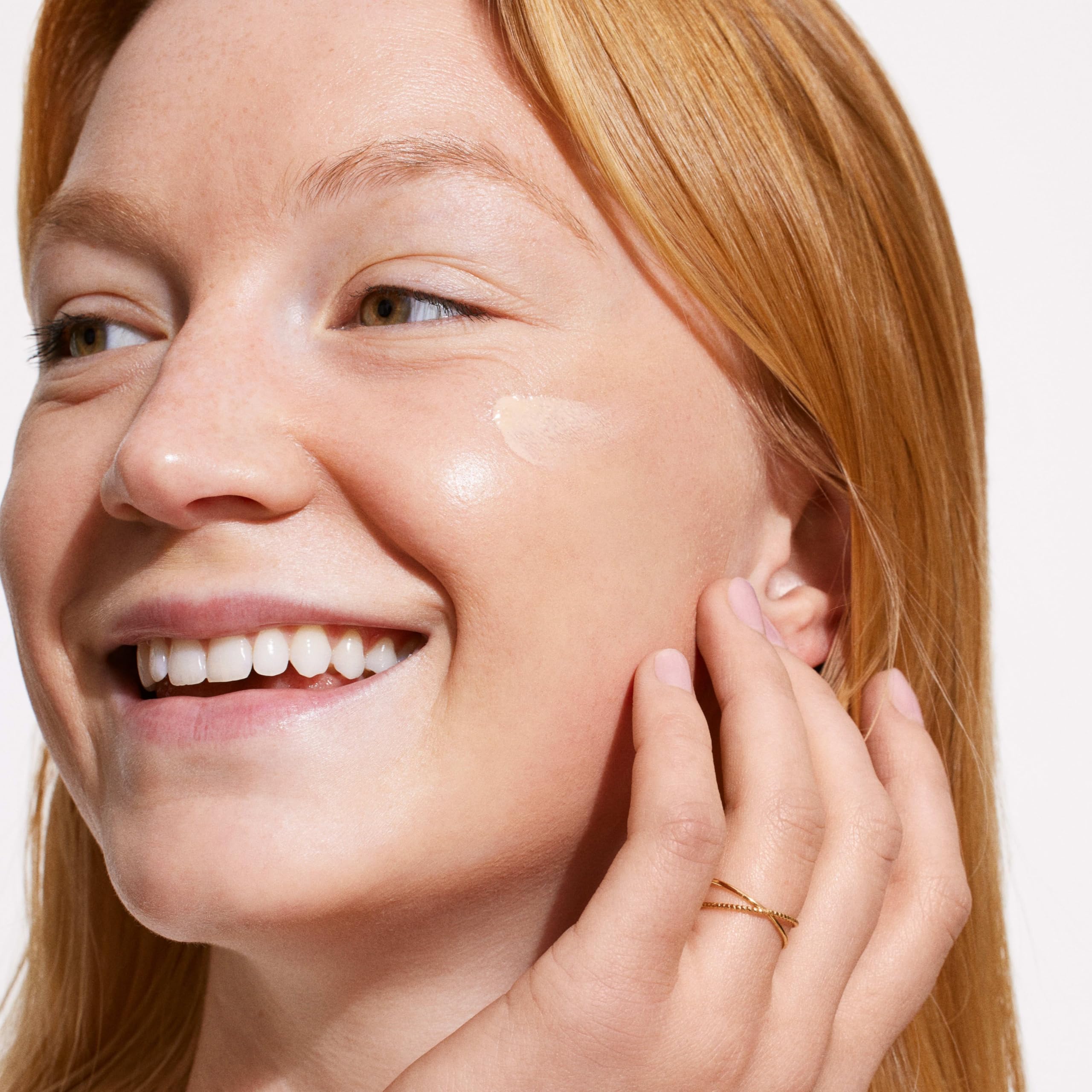 Neutrogena Purescreen+ vitamin E ingredient illustration shows nourishing skincare.