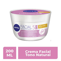 NIVEA Aclaradora Natural cream texture close-up, highlighting fast absorption for morning routines.