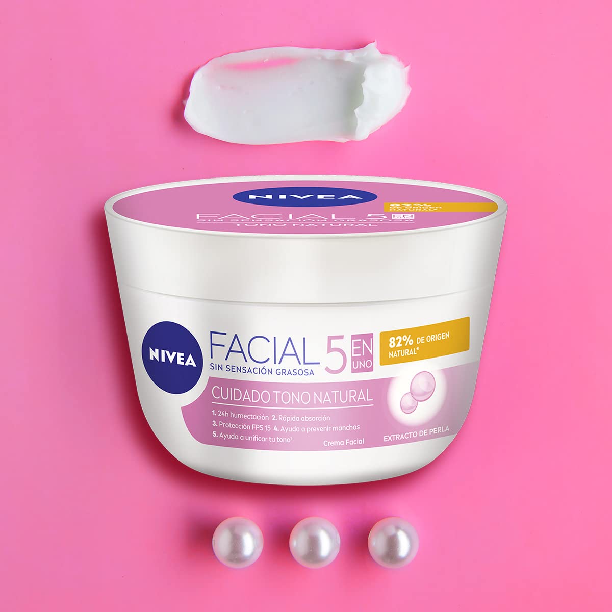 NIVEA Aclaradora Natural quick absorption close-up, illustrating light, non-greasy feel.