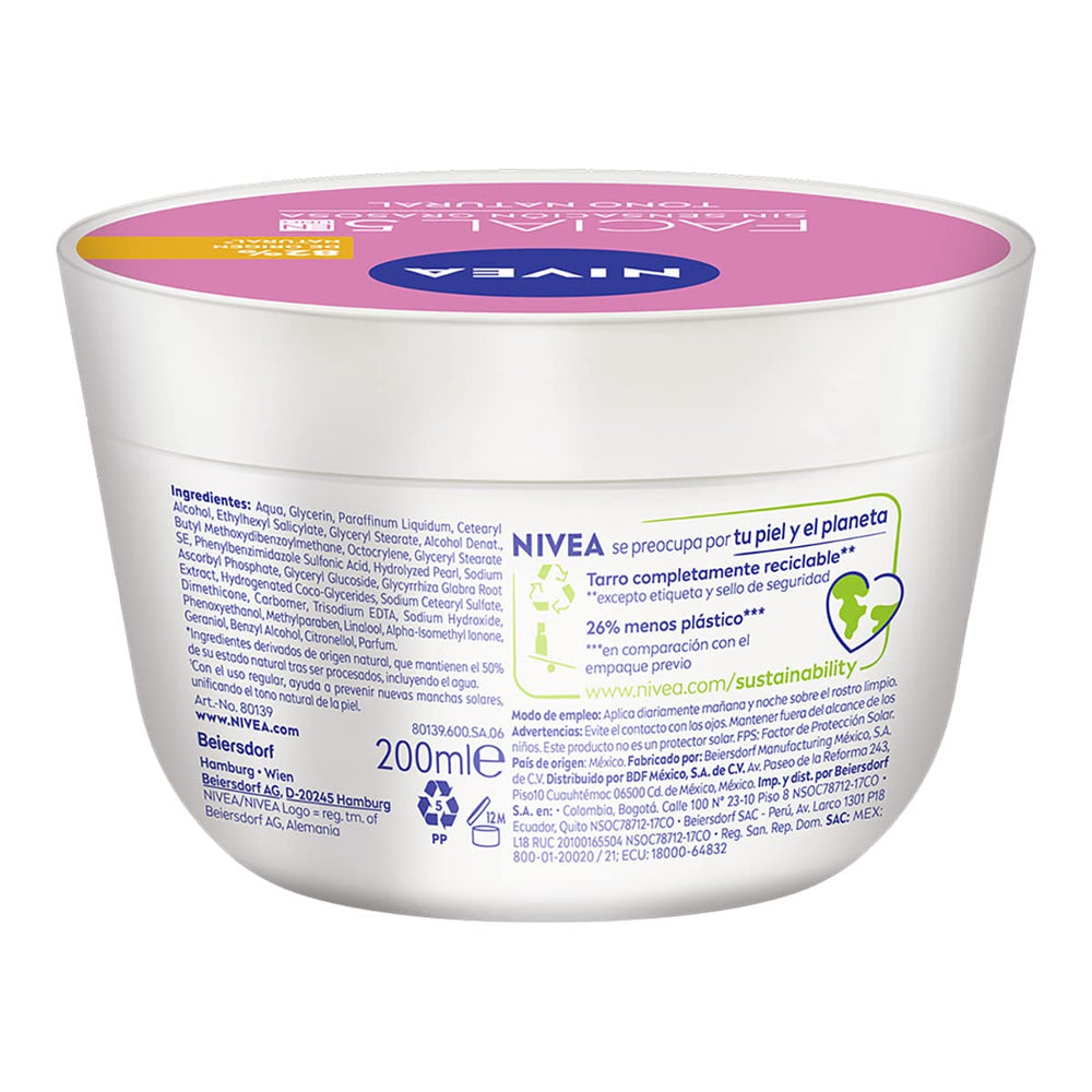 NIVEA Aclaradora Natural hands applying cream in circular motion, showing use morning and evening.