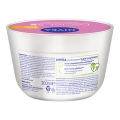 NIVEA Aclaradora Natural hands applying cream in circular motion, showing use morning and evening.