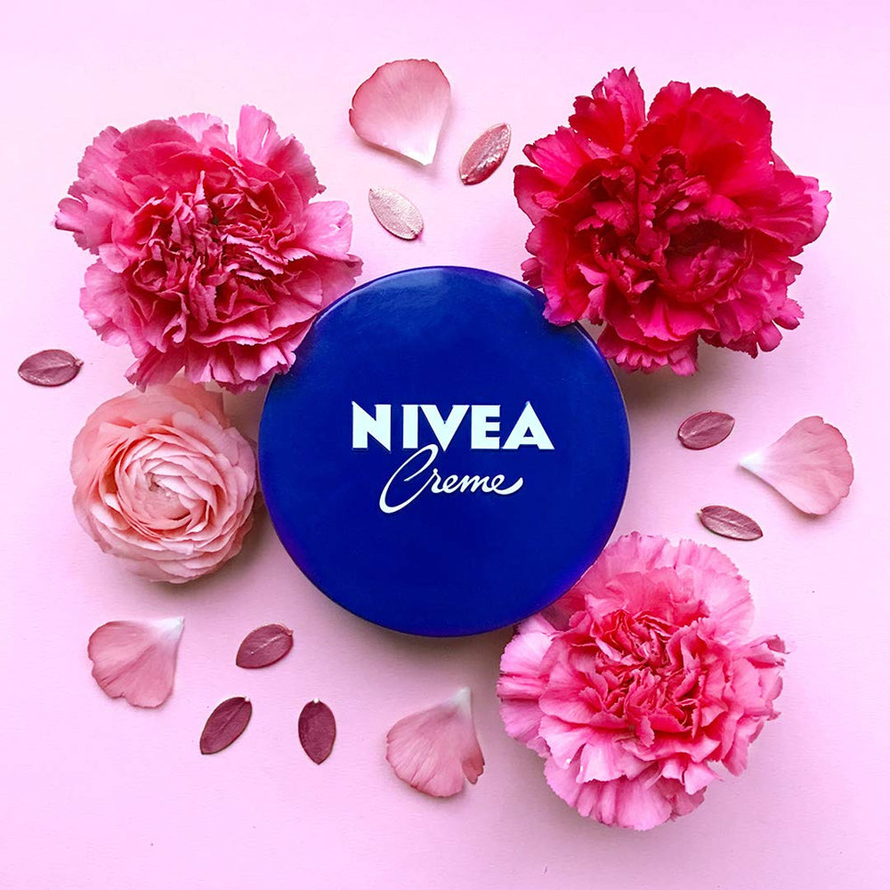 NIVEA Creme 200ml body application for soft, hydrated skin.