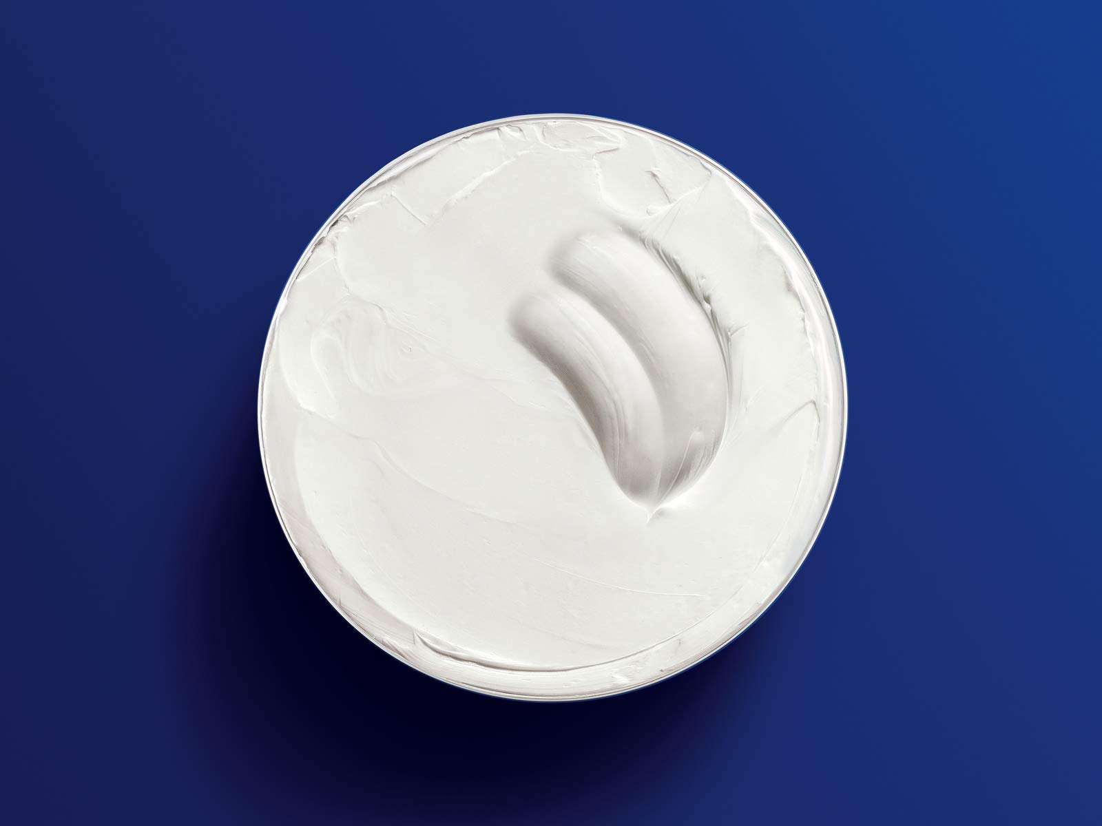 NIVEA Creme 200ml pack3 display shows family-friendly daily skin care.