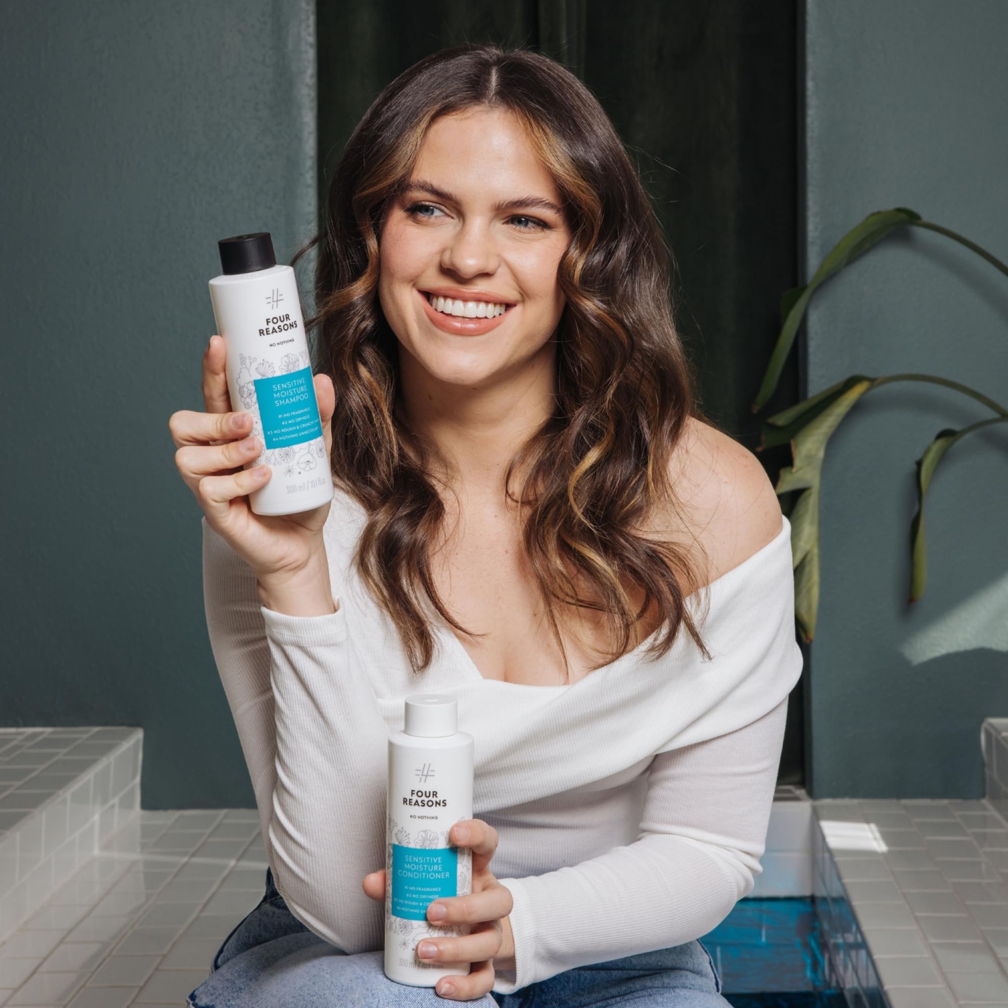 No Nothing Moisturizing Shampoo application close-up demonstrates silky lather for daily hydration