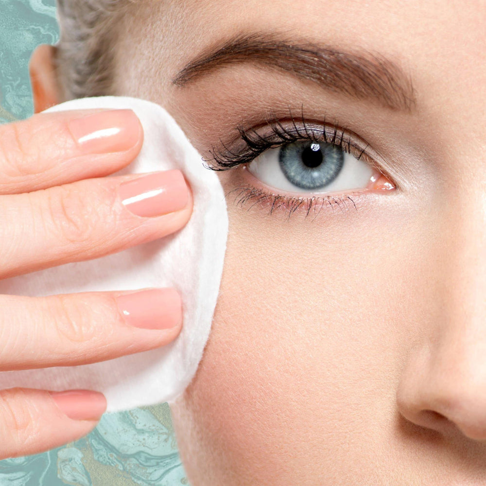 NOVEHA Eyelid & Lash Wipes vegan ingredients soothe eye area.