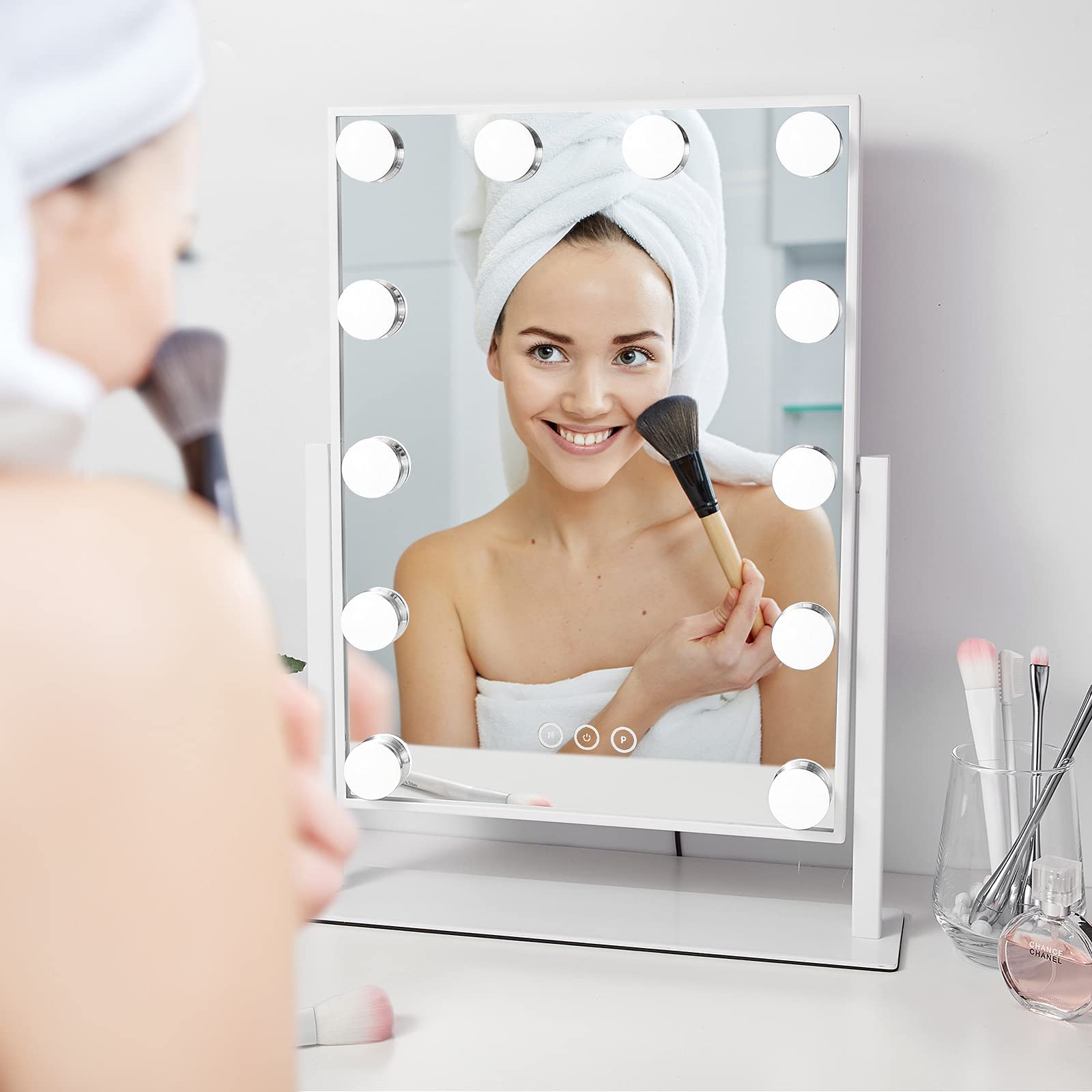 NUSVAN vanity mirror makes a thoughtful gift for makeup lovers