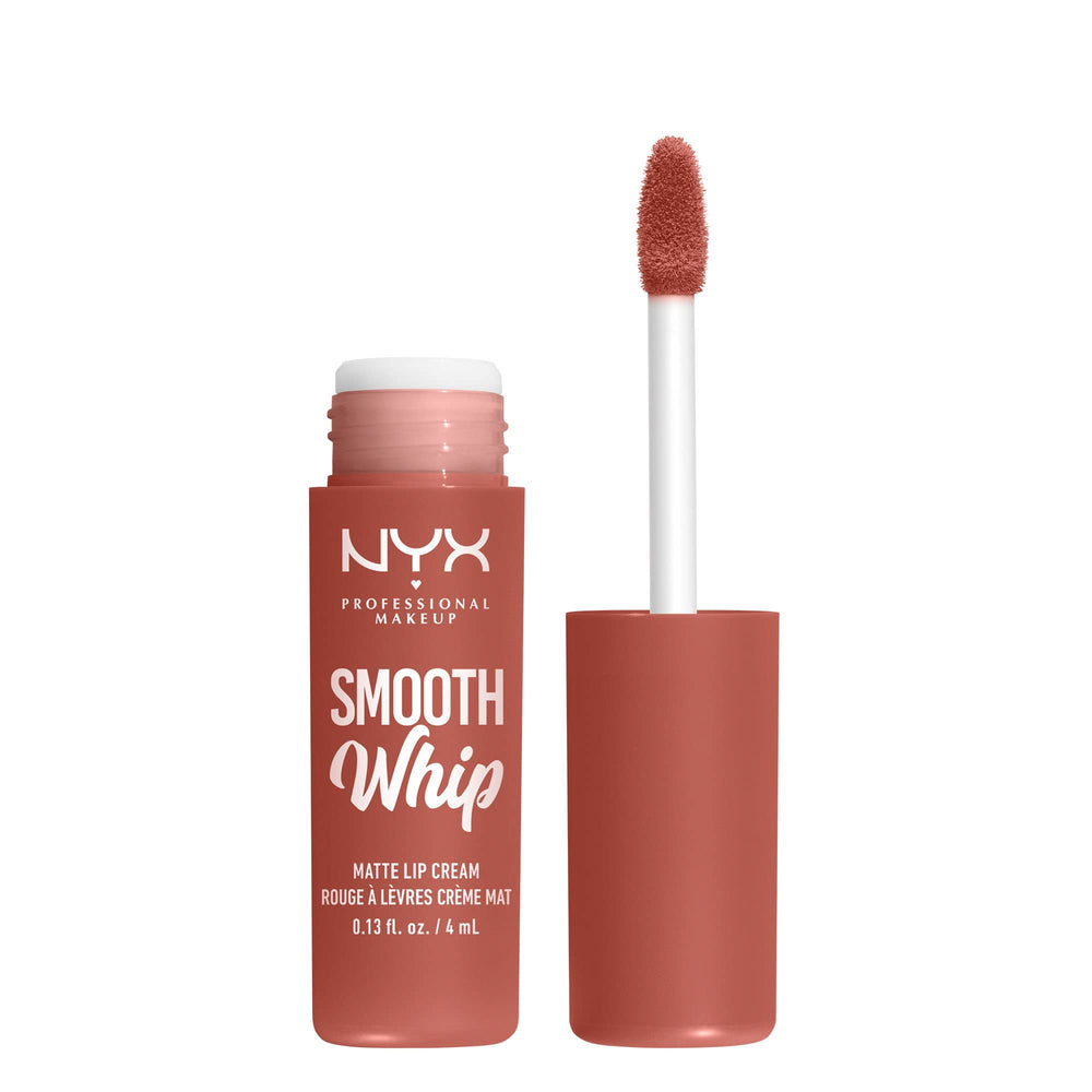 NYX Smooth Whip Matte Lip Cream, aplicador tipo cuchara que abraza los labios para color uniforme.