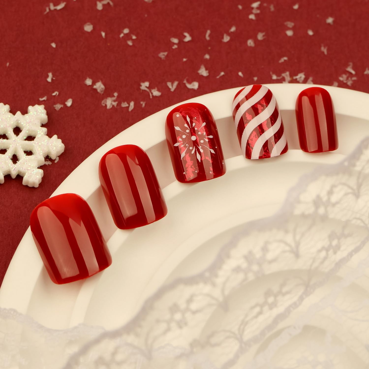 OCOUYVD Snowflake candy stripe design nails showcase seasonal elegance and easy wear