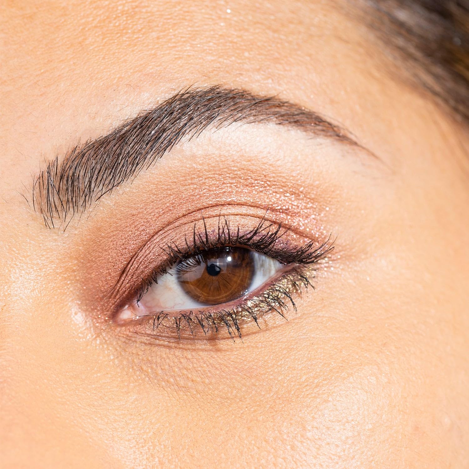 OFIR Shimmer crease-blend demonstrates crease-free wear with blendable pigments.