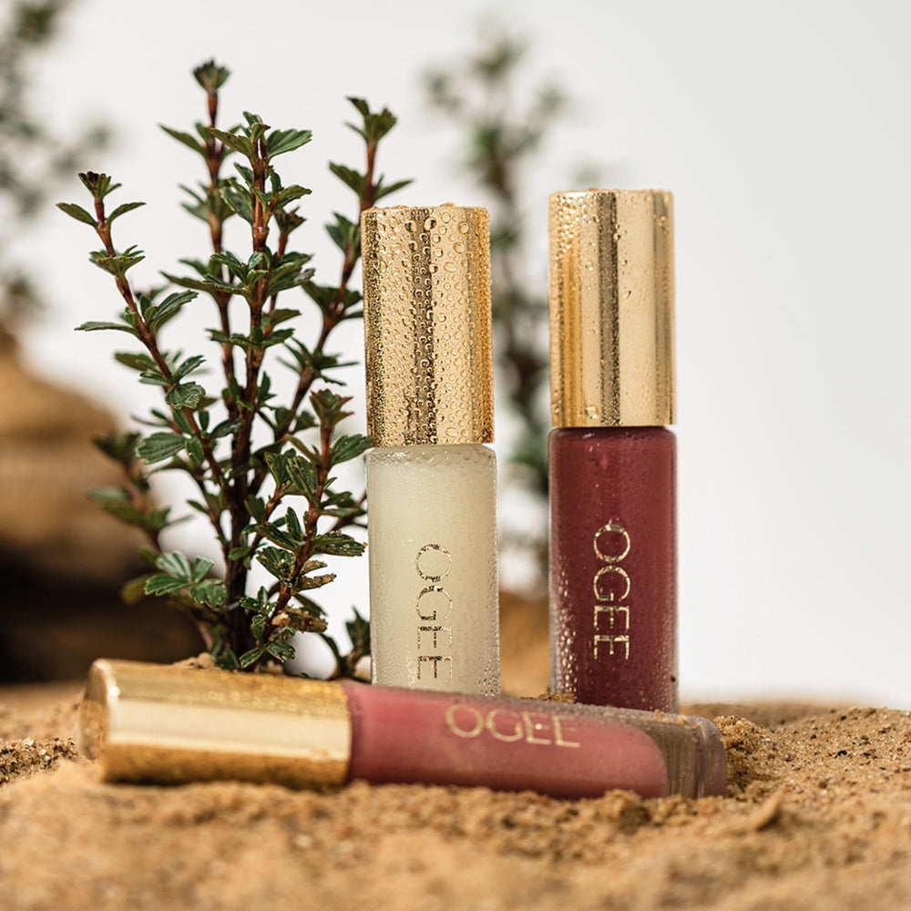 Aplicación suave de brillo labial Ogee Beyond Clean, acabado ligero.