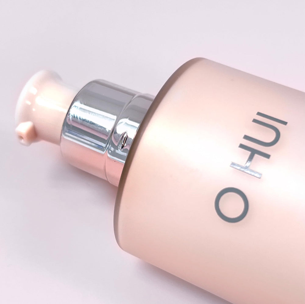 Ohui Miracle Moisture Set Foaming Cleanser 40ml cleanses while maintaining moisture balance.