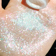 Okerker Glitter Eyeshadow Application Swirl highlights high-luminosity shimmer on eyes.