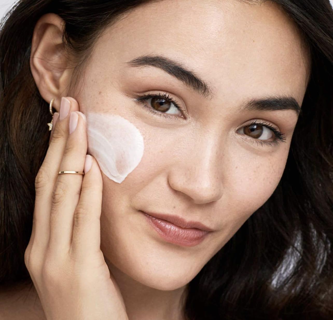 Olay Regenerist close-up texture – rich cream supports skin hydration and smoothness.