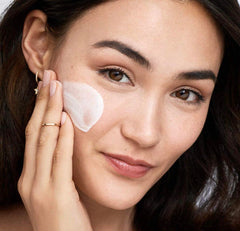 Olay Regenerist close-up texture – rich cream supports skin hydration and smoothness.