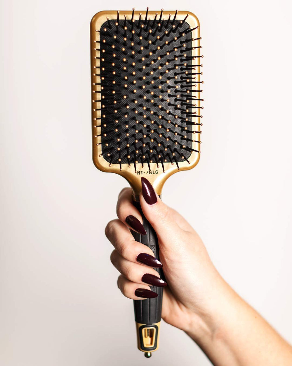 Olivia Garden NanoThermic brush features a lightweight handle for comfortable use