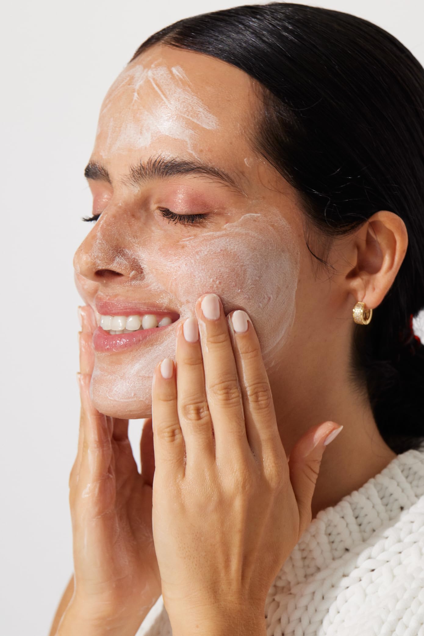 OLIVIAUMMA Makeup-removal bubbles showing gentle cleansing action